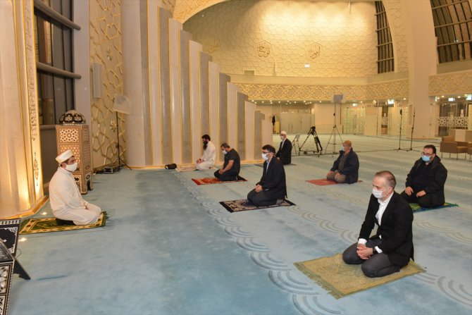 Almanya’da camiler yeniden ibadete açıldı