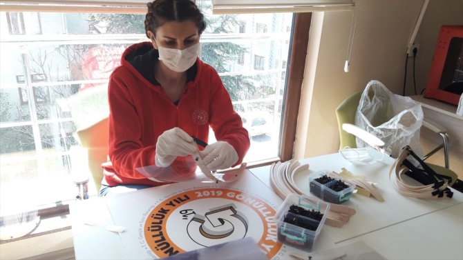 Bakan Kasapoğlu, gençlik merkezlerinde 850 bin maske üretildiğini açıkladı