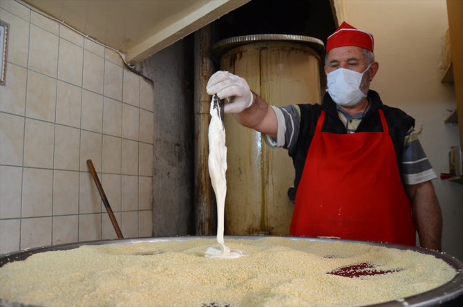 Demirci'nin ramazan geleneği "susamlı helva" 120. yılını kutluyor