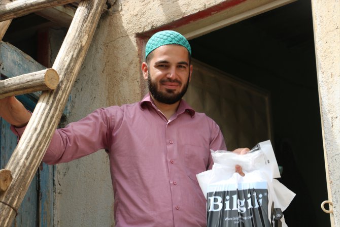 Siirt'te ekipler, evden çıkamayan öğrencinin kitap talebini yerine getirdi