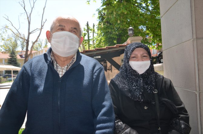 Bursa ve çevre illerde 65 yaş üstü vatandaşlar güneşli havada yürüyüş yaptı