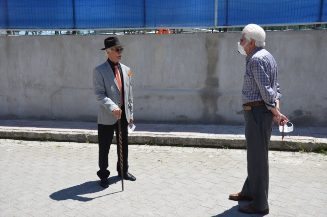 İzmir'de 65 yaş ve üzeri vatandaşlar sokağa çıktı