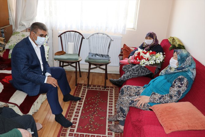 Karabük Valisi Gürel'den 106 yaşındaki Zöhre nineye Anneler Günü ziyareti