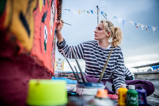 Karadağlı sanatçılar salgın günlerinde çatıları renklendiriyor