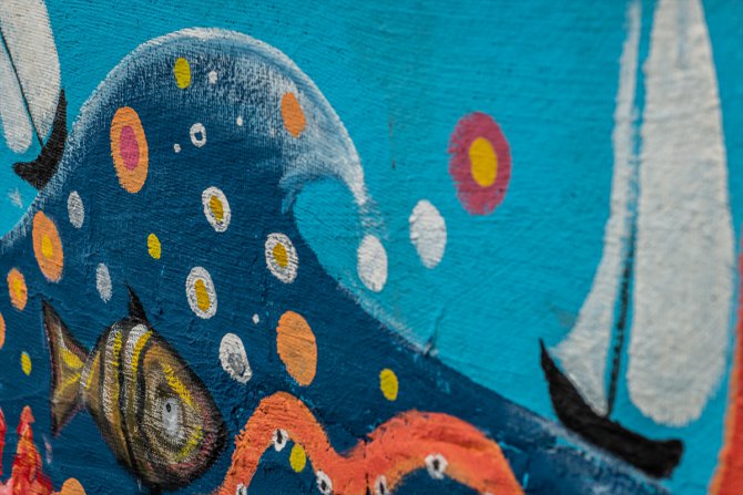 Karadağlı sanatçılar salgın günlerinde çatıları renklendiriyor