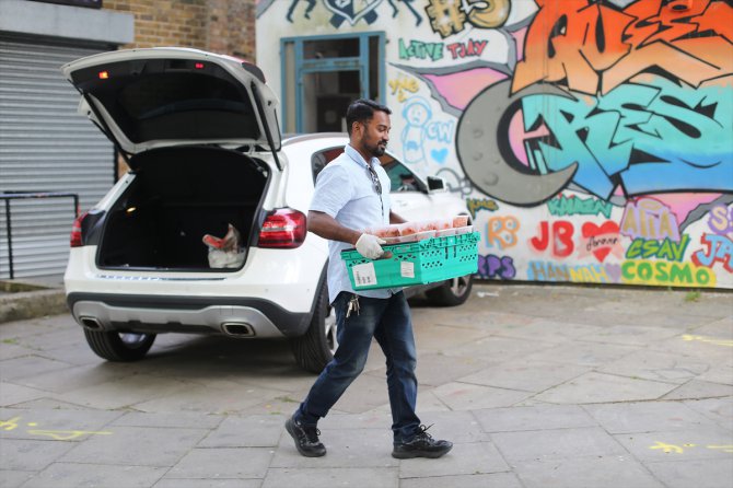 Londra'da Kovid-19 için açılan aşevi iftar paketi de dağıtmaya başladı