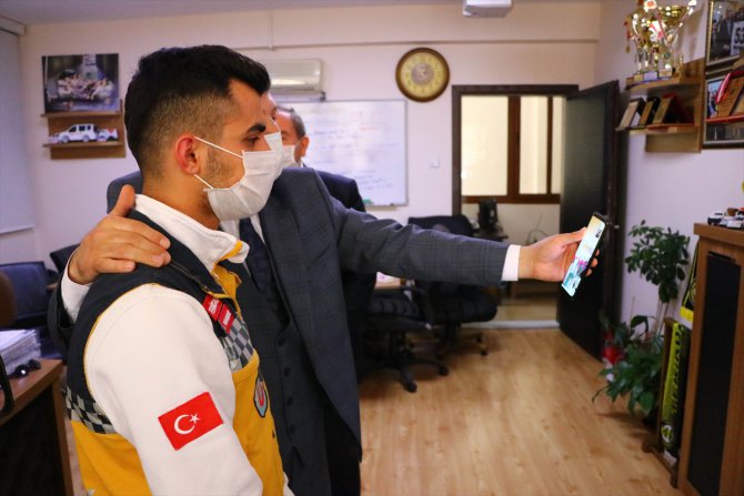 Tekirdağ'da görevli sağlık çalışanı, Çorum'da yaşayan annesinin gününü görüntülü telefonda kutladı