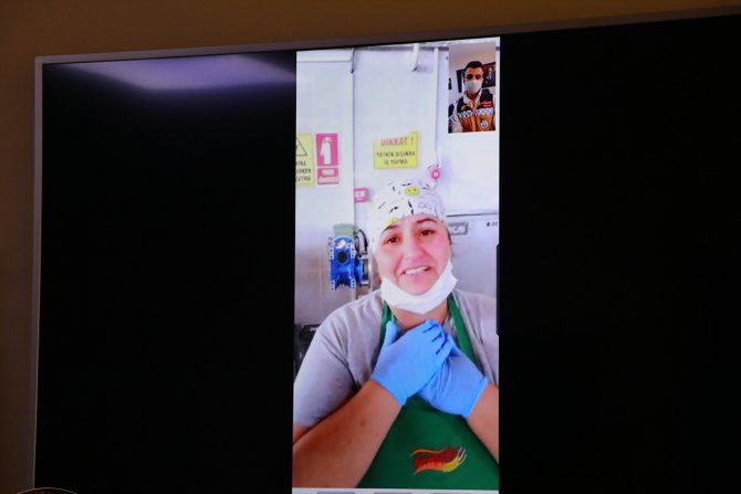 Tekirdağ'da görevli sağlık çalışanı, Çorum'da yaşayan annesinin gününü görüntülü telefonda kutladı