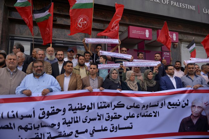 Filistinli tutukluların banka hesaplarının kapatılması Gazze'de protesto edildi