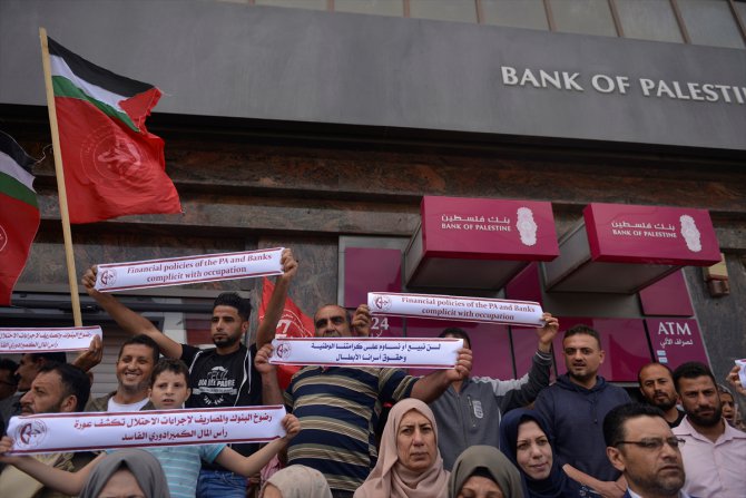 Filistinli tutukluların banka hesaplarının kapatılması Gazze'de protesto edildi