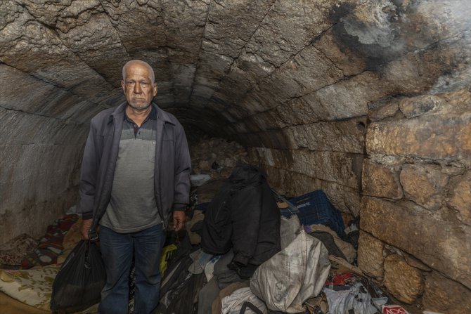 Mersin'de 15 yıldır mağarada yaşayan kişiye gıda desteği yapıldı