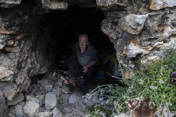 Mersin'de 15 yıldır mağarada yaşayan kişiye gıda desteği yapıldı