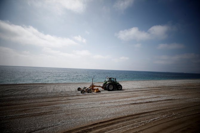 Turizm merkezi Antalya ile Muğla'da meydan ve sahiller boş kaldı