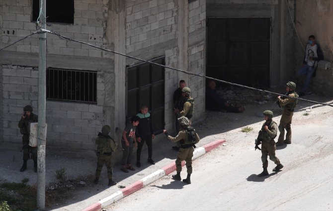 İsrail askerleri Batı Şeria’da Filistinli bir ailenin tamamını gözaltına aldı
