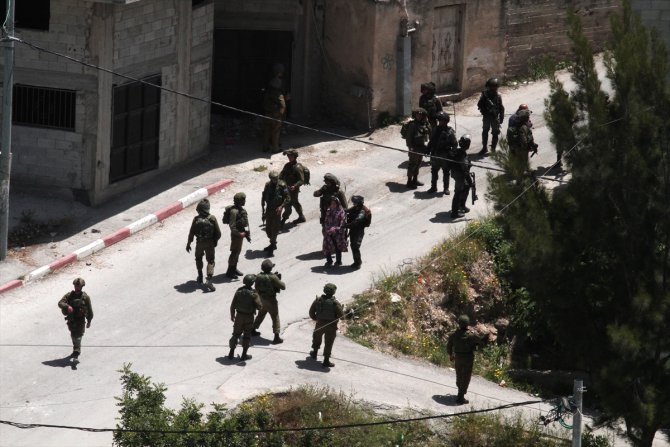 İsrail askerleri Batı Şeria’da Filistinli bir ailenin tamamını gözaltına aldı
