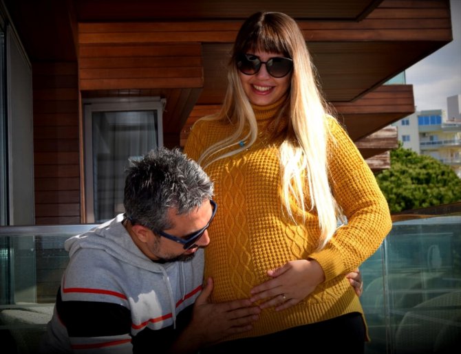 Kovid-19'u yenmeyi başaran paramedik 8 aylık hamile eşini sevindirdi