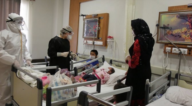 Şanlıurfa'da Kovid 19'u yenen Semanur bebek ile 10 kişilik ailesi alkışlarla taburcu edildi