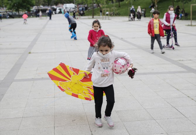 İstanbul'da parklar, sahiller ve sokaklar çocuk sesleriyle şenlendi