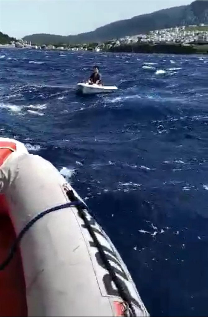 İzmir'de yelkeni kırılan teknesinde mahsur kalan genci deniz polisi kurtardı