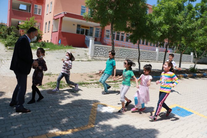 Kırıkkale'de sokağa çıkan çocuklar çikolata ve hediyelerle sevindi