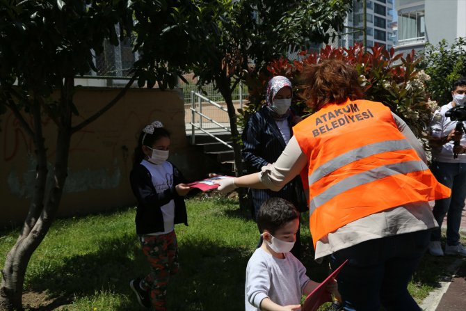 Samsun'da çocuklar için dikilen maskeler dağıtıldı