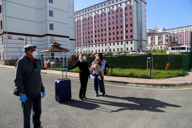 Sivas'ta karantina süresi dolan 69 kişi memleketlerine uğurlandı