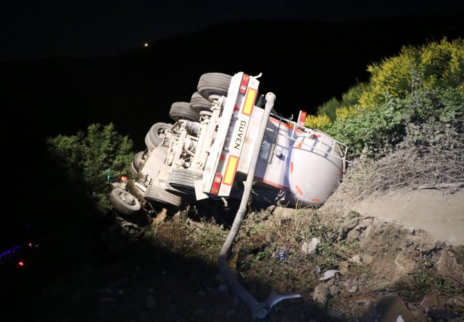 Anadolu Otoyolu'nda tanker şarampole devrildi: 1 yaralı