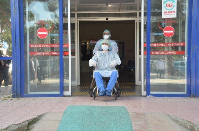 Bilecik'te Kovid-19 tedavisi tamamlanan hasta alkışlarla taburcu edildi
