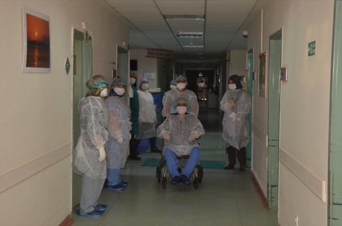 Bilecik'te Kovid-19 tedavisi tamamlanan hasta alkışlarla taburcu edildi