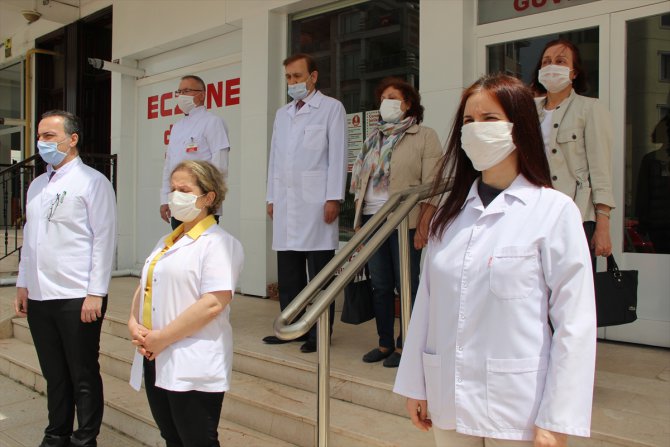 Edirne'de koronavirüsten hayatını kaybeden eczacı iş yerinin önünde anıldı