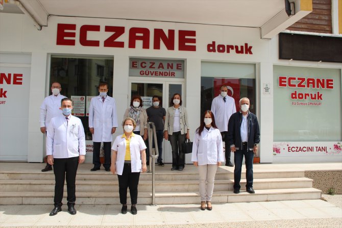Edirne'de koronavirüsten hayatını kaybeden eczacı iş yerinin önünde anıldı