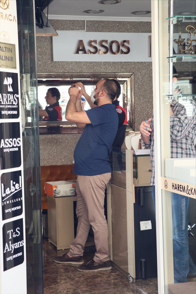 GÜNCELLEME - İzmir'de maskeli soyguncu kuyumcudan altın çalarak kaçtıDETAY EKLENDİ