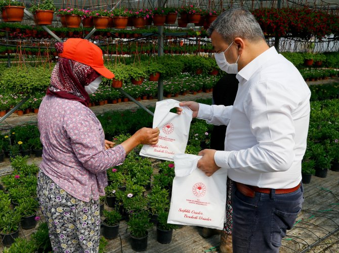 İzmir'de tarım işçilerine 100 bin ücretsiz maske dağıtıldı