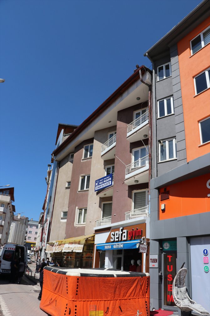 Sivas'ta çatıda mahsur kalan kişi itfaiye merdiveniyle indirildi