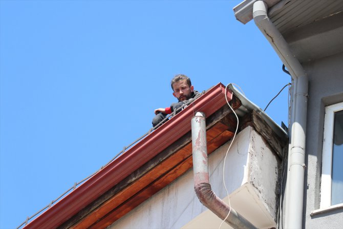 Sivas'ta çatıda mahsur kalan kişi itfaiye merdiveniyle indirildi