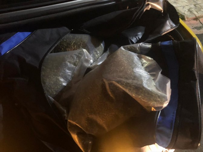 Tekirdağ'da sürücüsünün bırakıp kaçtığı araçta 13 kilogram uyuşturucu ele geçirildi