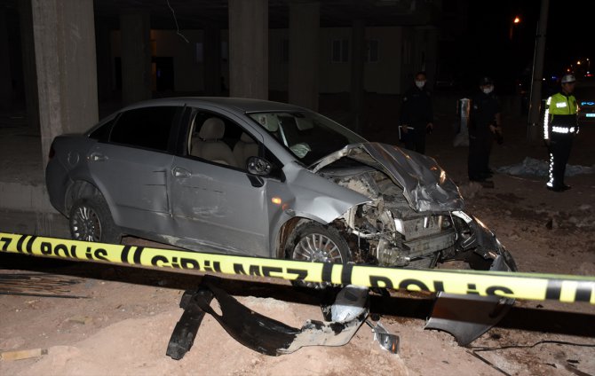 Aksaray'da şüpheli aracı kovalayan polis ekibi kaza yaptı