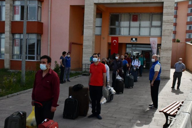 Balıkesir'de karantina süresi dolan 167 kişi evlerine uğurlandı