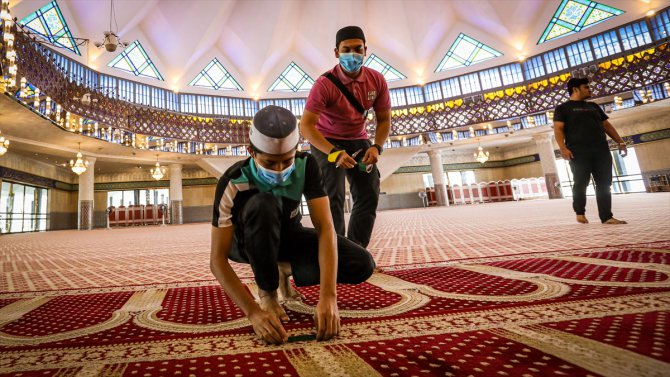 Malezya'nın bazı camilerinde 2 ay sonra ilk cuma namazı dar katılımla kılındı