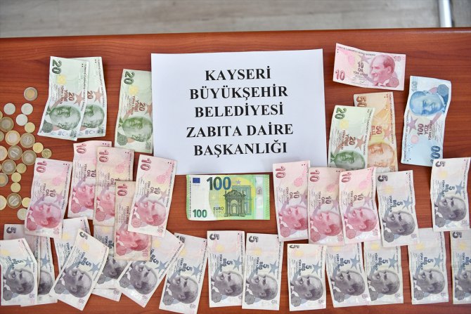 Kayseri'de dilencinin üzerinden döviz ve Türk lirası çıktı