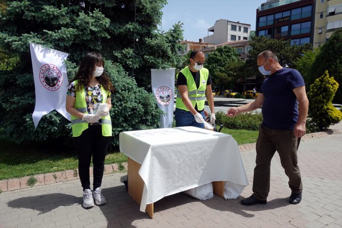 Maske takma zorunluluğunun getirildiği Kırklareli'nde 30 bin maske dağıtıldı