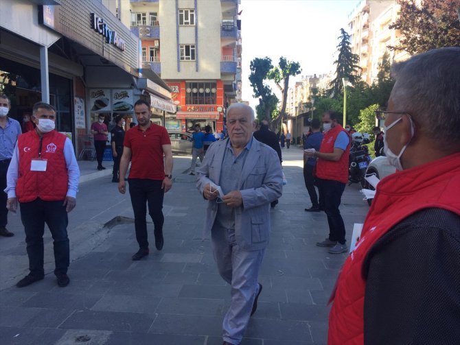 Siirt'te Vefa Sosyal Destek Grubu, vatandaşlara maske dağıttı