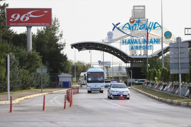 ABD'den 349 Türk vatandaşı uçakla Antalya'ya getirildi