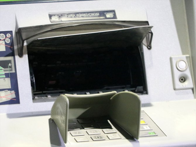 İzmir'de bankamatiğe zarar vererek para çalmaya çalışan şüpheli yakalandı