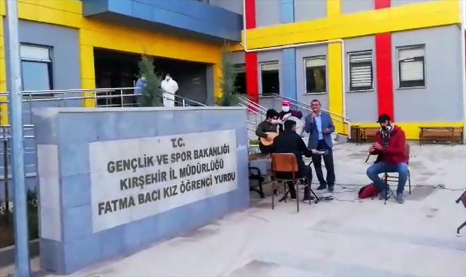 Kırşehir'de karantinada kalanlar yurt müdürünün konseriyle moral buldu