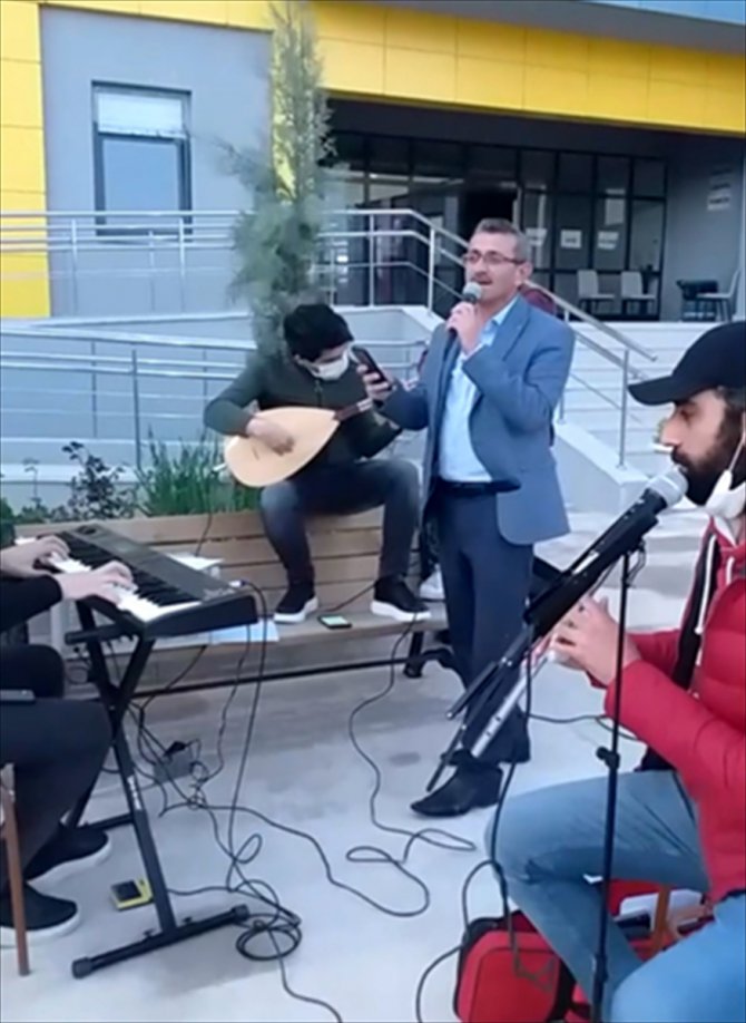 Kırşehir'de karantinada kalanlar yurt müdürünün konseriyle moral buldu