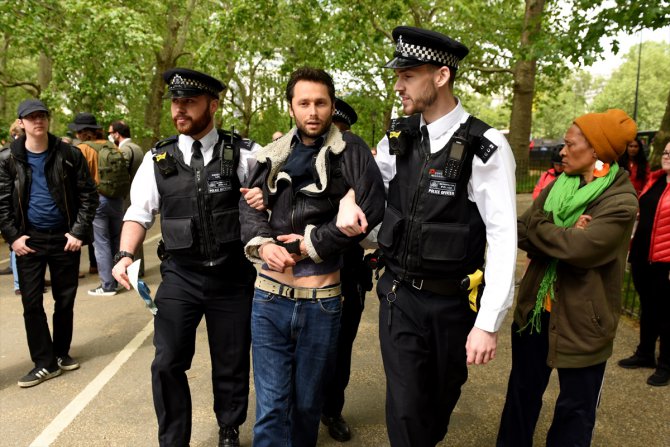 Londra'da sokağa çıkma kısıtlamalarına karşı gösteri düzenlendi