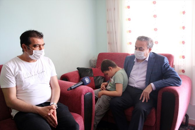 Mersin Valisi Ali İhsan Su, işine son verilen belediye işçini ziyaret etti