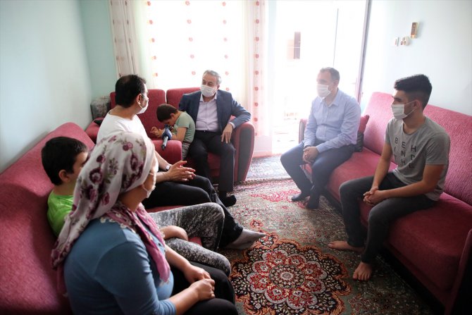 Mersin Valisi Ali İhsan Su, işine son verilen belediye işçini ziyaret etti