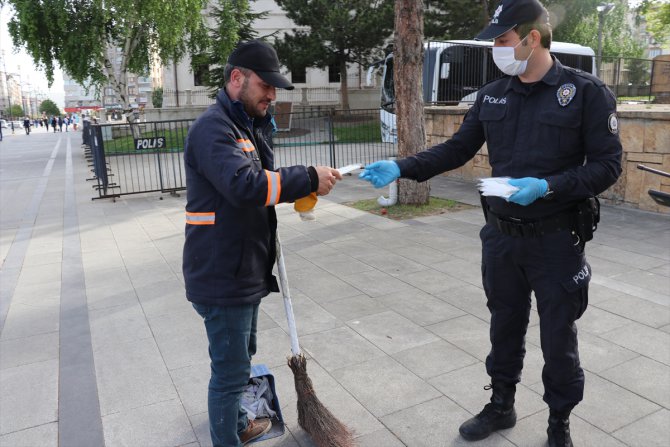 Sivas'ta polis ekipleri vatandaşlara maske dağıttı